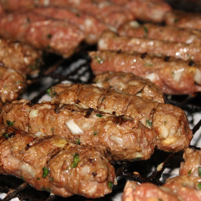 Cevapcici https://pixabay.com/de/photos/ćevapčići-ćevapi-hackfleisch-4546669/