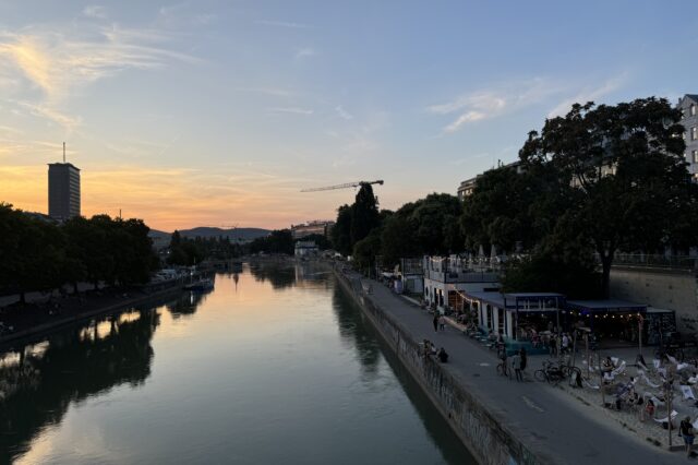 donaukanal in wien bei sonnenuntergang